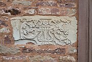 Relief floral en tufeau de Tourraine, encastré dans le mur du donjon provenant d'un château tourangeau.