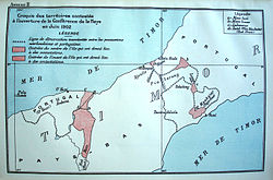 Karten von Oe-Cusse Ambeno (1914). Auf der linken Karte befinden sich der Bikomistreifen und Noimuti südöstlich von Oe-Cusse Ambeno. Auf der rechten Karte sind die umstrittenen Territorien zwischen Portugal und den Niederlanden auf Timor rot eingezeichnet. Der Bikomistreifen reicht von Noimuti bis zur Linie zwischen A und D