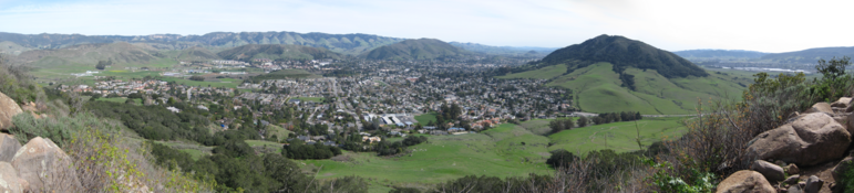 Vista della cittadina di San Luis Obispo in un'immagine scattata dal Bishop Peak nei primi di Aprile.