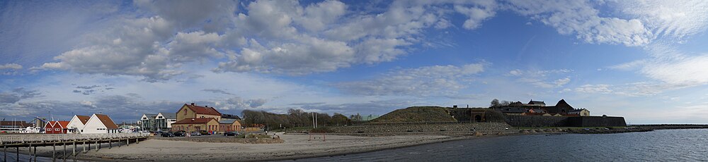 Panorama över fästningen och Barnens badstrand från kallbadhuset.