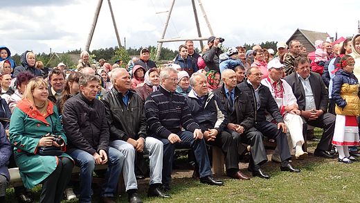 В центре сидят: Председатель эрзяно-мокшанской национально-культурной автономии Пензенской области В. И. Первушкин, зам. председателя законодательного собрания Пензенской области А. И. Ерёмкин, Губернатор Пензенской области И. А. Белозерцев, Глава администрации Бессоновского района В. Е. Демичев, Глава Бессоновского района Н. И. Беляев. Праздник «Покш Эрзянь Чи» (рус. Большой Эрзянский день). Село Пазелки, Бессоновский район, Пензенская область. 04.06.2017