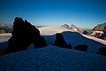 Blick über den Petersgrat nach Westen, hinten rechts das Balmhorn, am Horizont der Mont Blanc