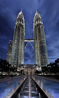 Les tours Petronas, en Malaisie, photographiées de nuit. (définition réelle 1 215 × 2 000)