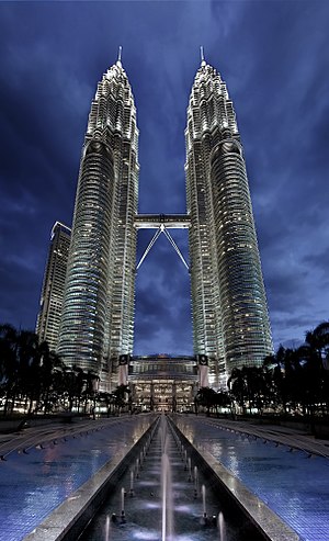 English: The Petronas Towers in Kuala Lumpur a...
