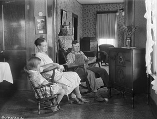 Familia campesina escuchando su radio, condado de Ingham, Michigan, 1930