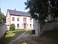 Einzeldenkmale der Sachgesamtheit Kirchberg Rathendorf: Pfarrhof mit Pfarrhaus, Scheune und Seitengebäude sowie Hofmauer, heute Kindergarten (siehe auch Sachgesamtheitsdokument Obj. 09300502)