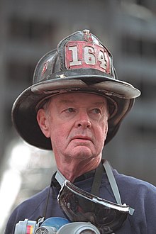 Пожарный Нью-Йорка на пенсии Боб Беквит стоит на месте обрушения Всемирного торгового центра в Нью-Йорке. Jpg