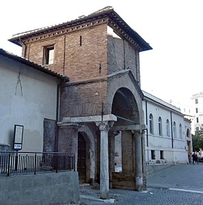 Vista anterior do portal de frente para a piazza di San Cosimato.