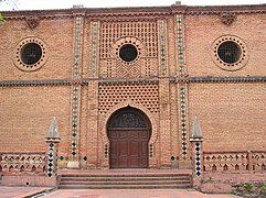 Puerta lateral estilo mudéjar