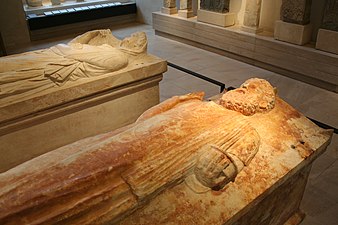 Sarcofagi della necropoli di Rab esposti al Museo del Louvre (IV - III sec a.C.)