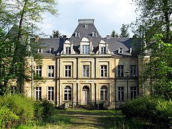 Schlosshauptgebäude mit der Aufschrift Gertrud-Seele-Haus, vor der Sanierung, Jahr 2008, Nordwestseite