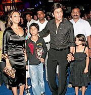 180px Shah Rukh Khan and Family ۩♥۩ জেনে নিন বলিউড কিং শাহরুখ খান সম্পর্কে কিছু তথ্য... ۩♥۩ | Techtunes