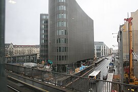 Hoogbouw Spreedreieck staat aan de Friedrichstraße pal voor het Tränenpalast (2009)