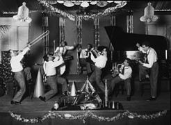 L'orchestre de jazz Crystal Palace Orchestra jouant à Brisbane vers 1929. Le violoniste à pavillon est au centre.