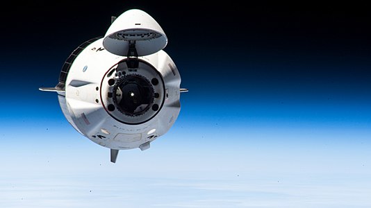 SpaceX Dragon Endeavour перед стыковкой с МКС