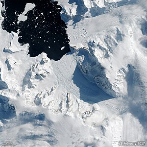 Sentinel-2-Satellitenaufnahme vom Funk-Gletscher (oben) und dem Cadman-Gletscher (Mitte) mit dem zwischen ihnen aufragenden Mount Rouge