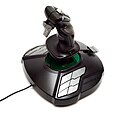 Joystick Thrustmaster T16000 utilisé pour les jeux de simulation de vol ou spatial.