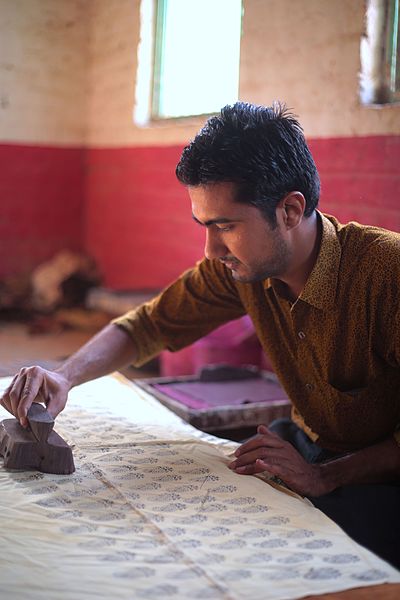 File:Traditional Bagh hand block print master craftsman-artisan-artist Mohammed Bilal Khatri, Madhya Pradesh, India.jpg