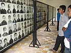 Röda khmererna efterlämnar ett fasansfullt kapitel i Kambodjas historia: Kambodjaner beskådar fotografier av unga offer i röda khmerernas fängelse och tortyrcentral Tuol Sleng som idag är museum.