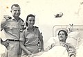 סא"ל שושן שכבר החלים יחד עם רב-סרן רינה לוי מבקרים בבית החולים את סגן דני גל, פצוע קשה מטיבוע המשחתת אילת.