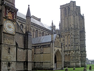 Северный трансепт, средневековый циферблат, северный портик и северо-западная башня