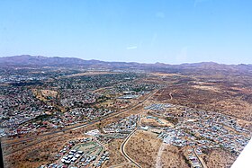 Luftaufnahme von Windhoek mit den Auasbergen