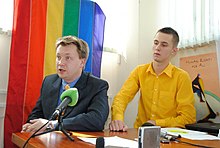 פעילי הלהט"ב ניקולאי אלכסייב (שמאל) וסרגיי אנדרוזנקו (ימין) מכריזים על קיום המצעד לשנת 2010 במסיבת עיתונאים במינסק, בלארוס