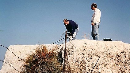 יוסי יוגב ובני הוד בתהליך הכנת הסלע לקבלת האנדרטה