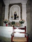 Detalle de altar adosado y retablo neoclásico en la iglesia parroquial de Arroyo Cerezo, Castielfabib (Valencia).