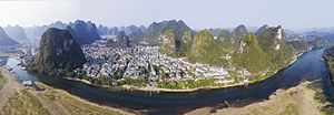 Vista aérea de Yangshuo a partir do Rio Li