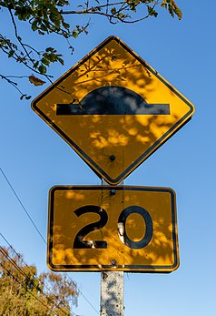 Panneau routier néo-zélandais annonçant le passage d'un ralentisseur limité à 20 km/h. (définition réelle 3 203 × 4 674)