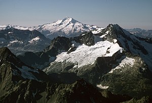 Der Mary Green Glacier im Vorder- und Mittelgrund am Bonanza Peak, welcher rechts von der Mitte liegt. Der Glacier Peak befindet sich im Hintergrund.