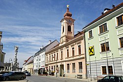 A város főtere a régi városházával és a pestisoszloppal