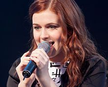 Amy Diamond singing in Uddevalla 2013-11-06.jpg