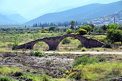 Vrasiátis-joen ylittävä vanha kivisilta Ágios Andréaksessa Arkadiassa.
