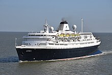 Photographie en couleurs du navire de croisière Astoria, ex-Azores, naviguant dans l’estuaire de la Tamise en mars 2017 pour le compte de la compagnie Cruise & Maritime Voyages.