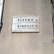Emléktáblája a Bajvívó utca 1. sz. ház falán