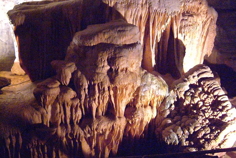 http://upload.wikimedia.org/wikipedia/commons/thumb/8/86/Baume-les-Messieurs_-_Grottes_02.jpg/800px-Baume-les-Messieurs_-_Grottes_02.jpg