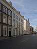 Monumentaal herenhuis met gepleisterde Empire gevel; segmentmotieven in roeden van bovenlicht; schuiframen met wisseldorpel; monumentaal trappenhuis in Lodewijk XIV trant, rijke balusters en stucwerk