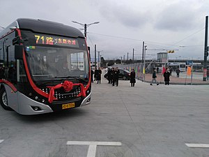 2017年2月1日9時，開通儀式上，象徵中運量公交開通的車輛離場。