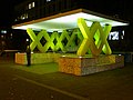 芸術プロジェクト「BUSSTOPS」のうちエットレ・ソットサスのケーニヒスヴォルター・プラッツ・バス停