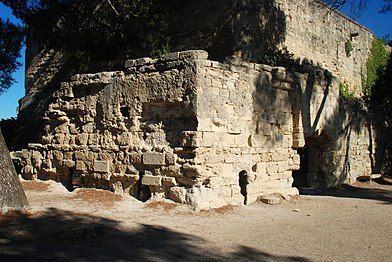 Les remparts au pied de la tour Bermond.