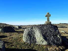 Cruz de pedra perto de Usanges.