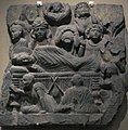 La mort du Bouddha (Parinirvana)[N 12]. Gandhara, v. IIIe siècle. Schiste, H. 66 x P. 7,6 cm. Fragment de harmika[N 13]. Met.