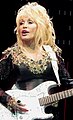 Dolly Parton concertând în Köln, 2014