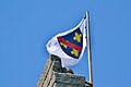 Un drapeau contemporain aux armes de Bourbon flottant sur la tour de Sermur (Creuse)