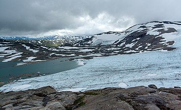Glaciären Flatkjølen (Duolbbagjiegŋa) och berget Goadásjoaivve.