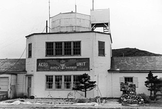 Lꞌedificio dellꞌaeroporto Dutch Harbor usato come sala per comunicazioni e terminale con la vecchia insegna della U.S. Navy Aero Unit in agosto 1972