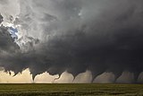 Эволюция торнадо: коллаж из 8 фотографий, иллюстрирующий возникновение смерча в Канзасе («Изображение года — 2018»)