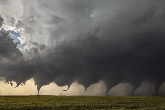 „This image is created from eight images shot in two sequences as a tornado formed north of Minneola, Kansas on May 24, 2016. This prolific supercell went on to produce at least 12 tornadoes and at times had two and even three tornadoes on the ground at once“, JasonWeingart, CC BY-SA 4.0